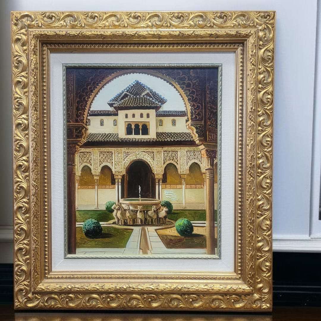 Primer plano lateral del óleo del Patio de los Leones, firmado por Retamero y enmarcado en madera dorada.