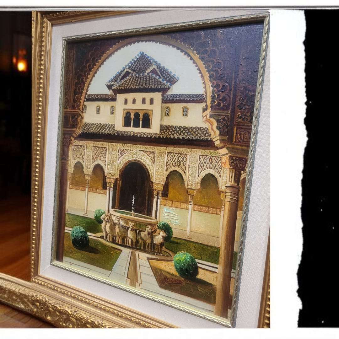 Detalle cercano del marco de estilo barroco dorado que enmarca la obra de Retamero