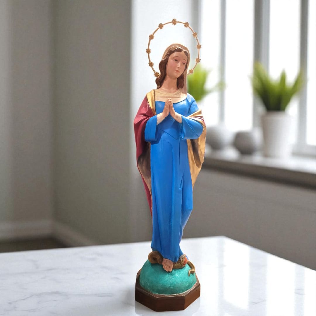 Vista lateral resaltando los detalles del manto dorado con interior burdeos de la Inmaculada Concepción de Olot.