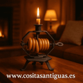 Palmatoria antigua de hierro forjado con velas en espiral años 80 encendida sobre mesa de madera en sala acogedora. Ideal para decoración vintage.