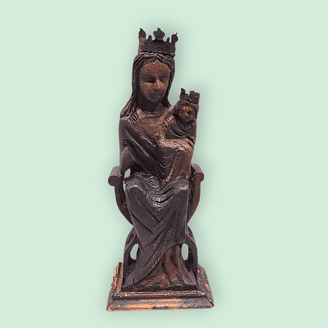 Escultura románica de la Virgen María con el Niño Jesús en madera de roble tallado, ideal para decoración religiosa en el hogar.