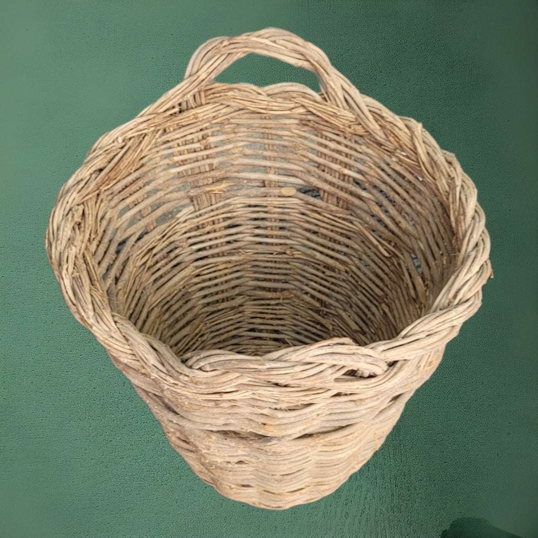 Canasta de Vendimia de Jerez Años 60-70 hecha con baretas de poda, ideal para decoración rústica en hogar o jardín. Diseño tradicional y resistente.