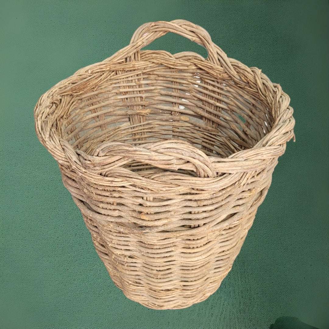 Canasta de Vendimia de Jerez Años 60-70 hecha con baretas de poda, ideal para decoración rústica en hogar o jardín. Diseño tradicional y resistente.