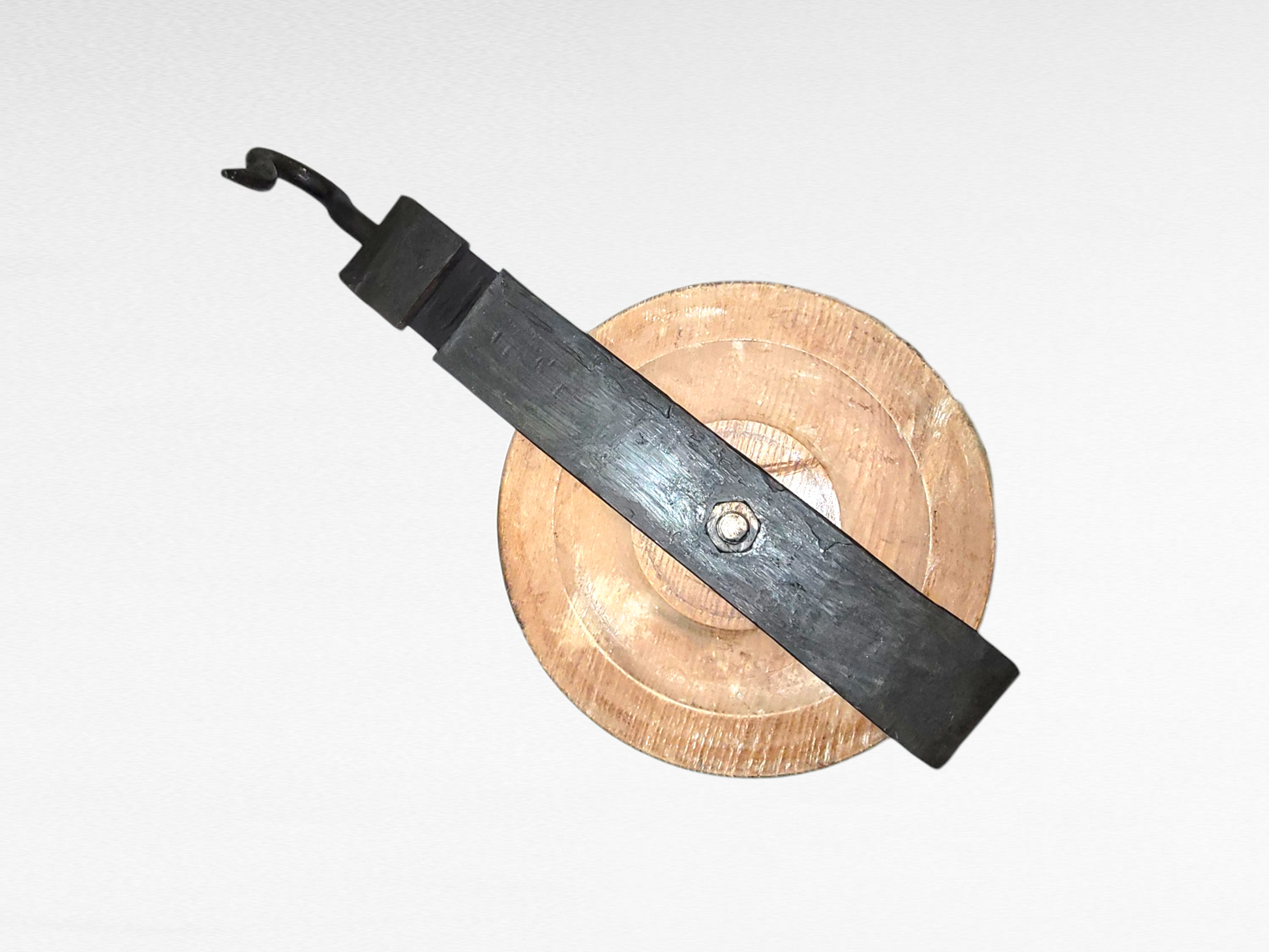 Polea antigua de madera y forja con gancho artesanal único, ideal para decoración rústica o uso industrial en manejo de materiales.