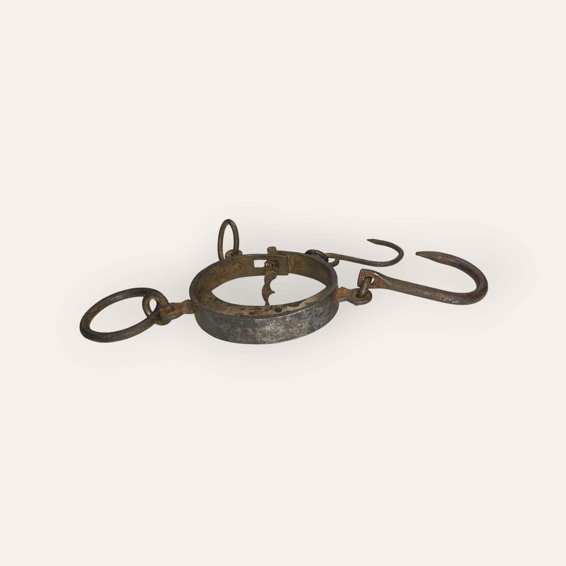 Romana trapera en media luna suspendida mostrando los ganchos de hierro forjado.