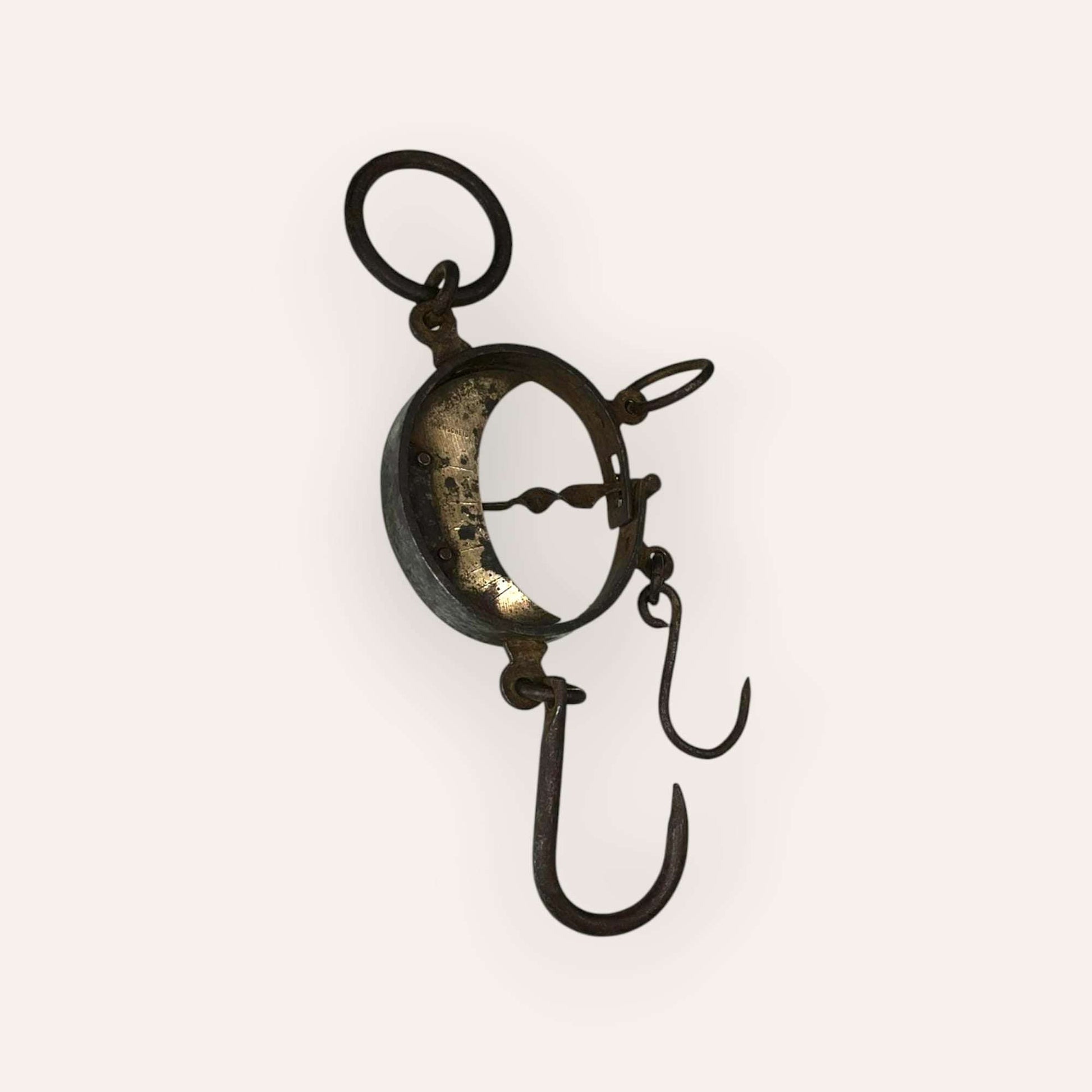 Vista lateral de la romana trapera en media luna mostrando su estructura metálica.