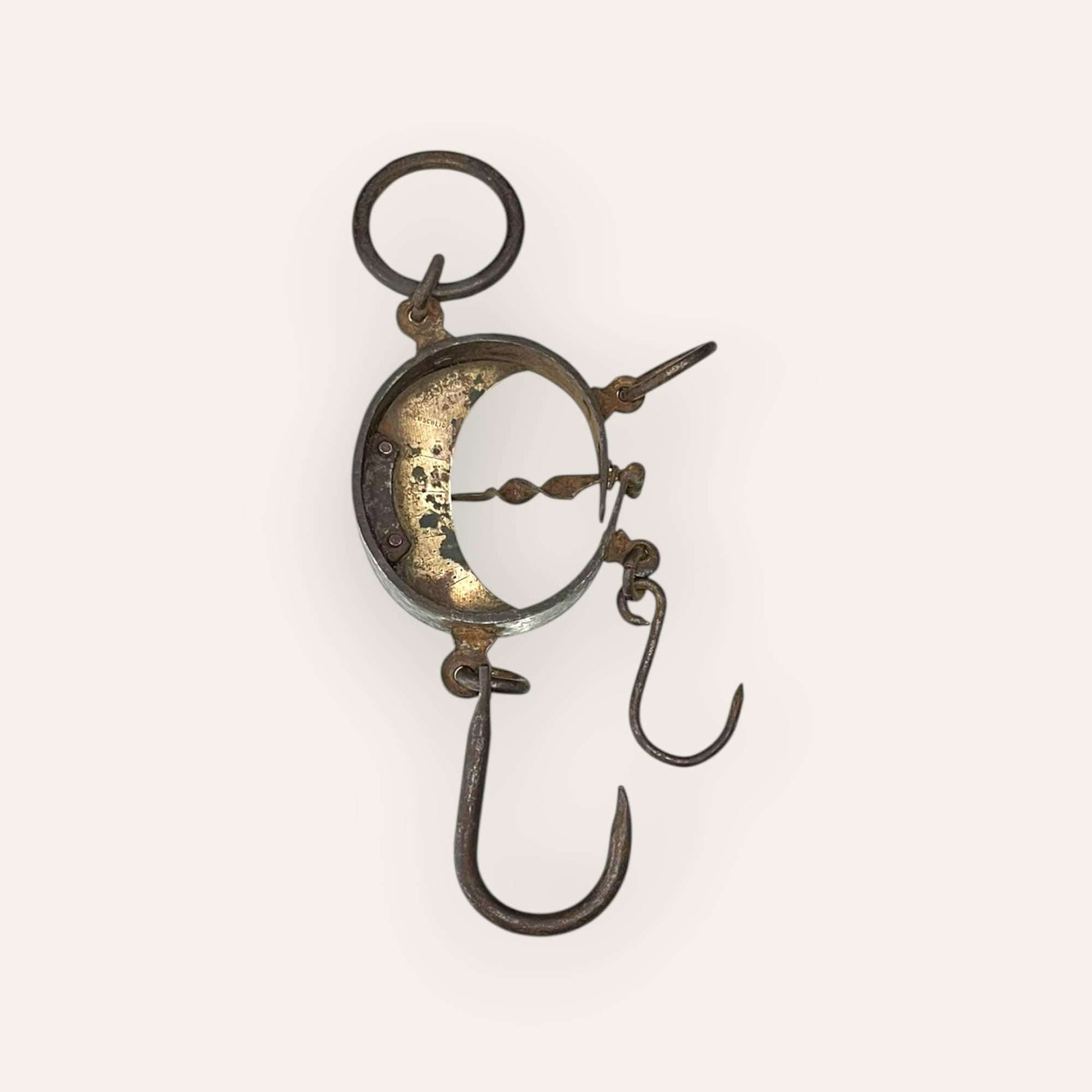 Detalle del anillo superior y mecanismo de la romana trapera antigua.