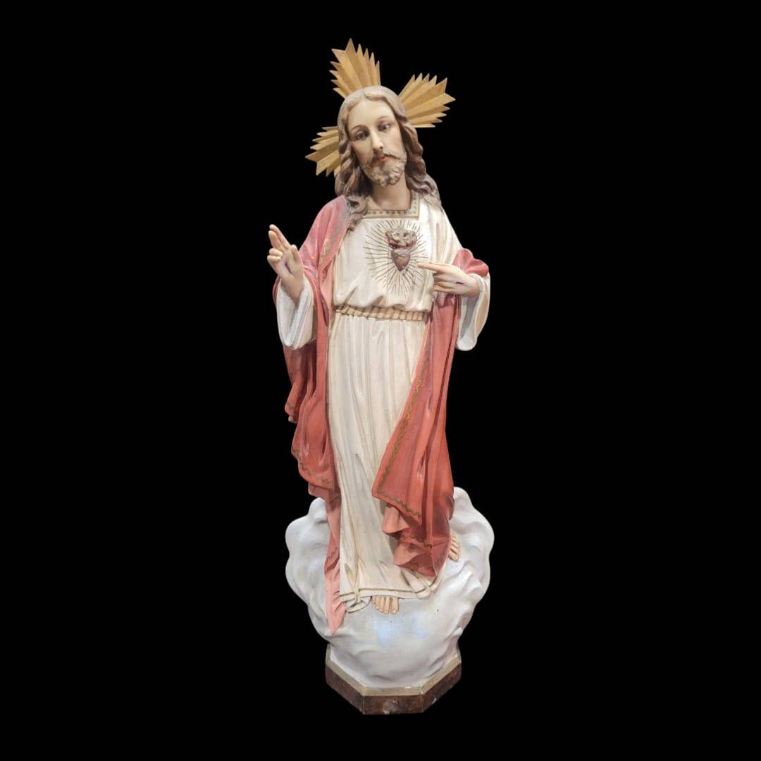 Escultura religiosa clásica del Sagrado Corazón de Jesús de Olot con detalles finos y acabado artesanal. Ideal para decoración espiritual en el hogar.