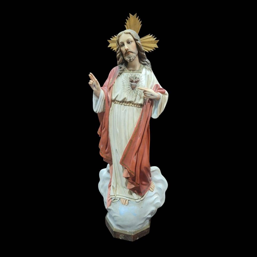 Escultura religiosa clásica del Sagrado Corazón de Jesús de Olot con detalles finos y acabado artesanal. Ideal para decoración espiritual en el hogar.