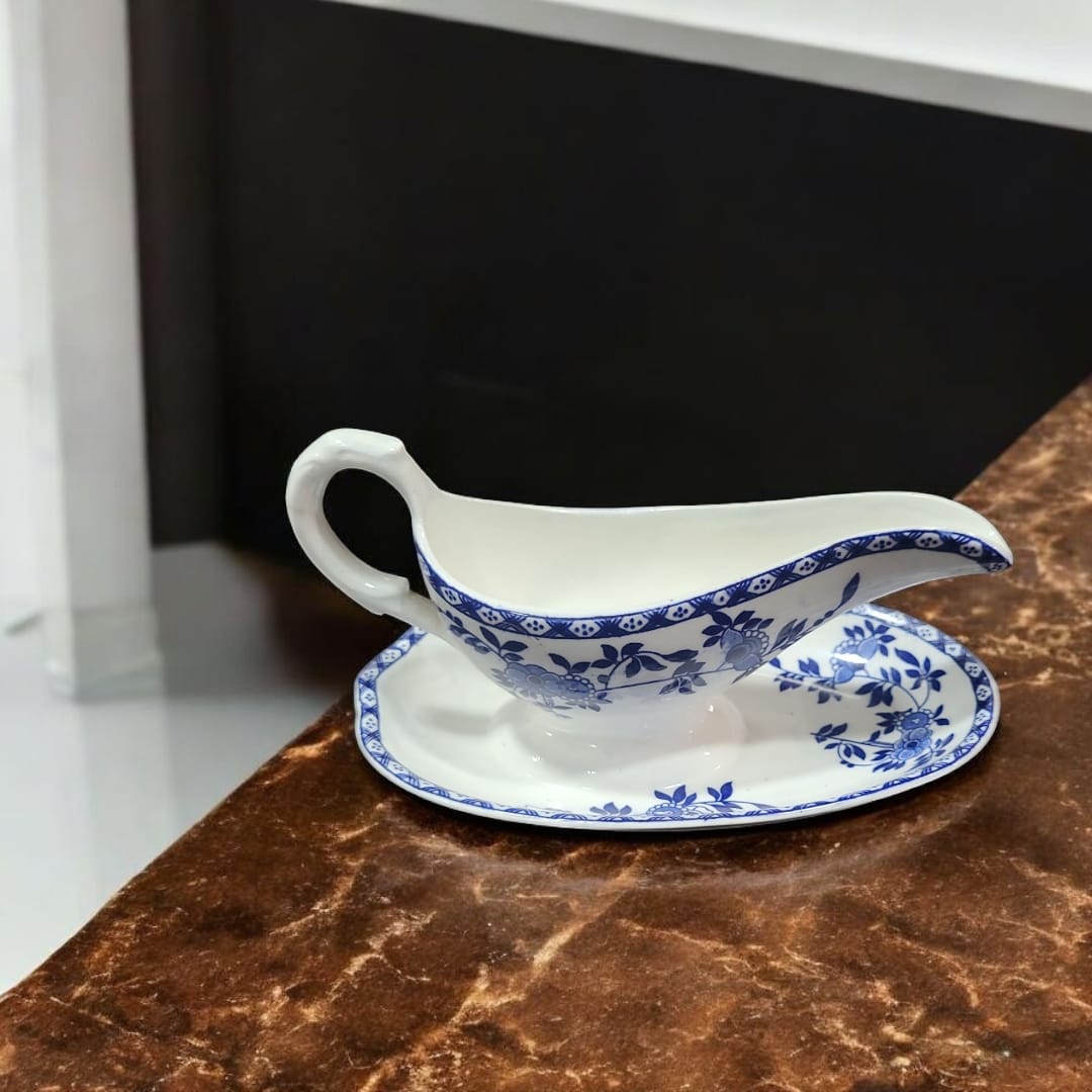 Vista frontal de la Salsera en Porcelana Esmaltada, resaltando su acabado brillante y diseño vintage.