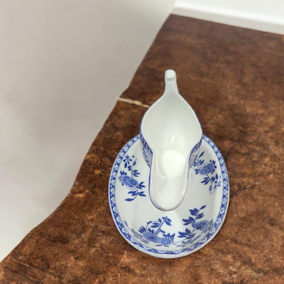 Vista frontal de la Salsera en Porcelana Esmaltada, resaltando su acabado brillante y diseño vintage.