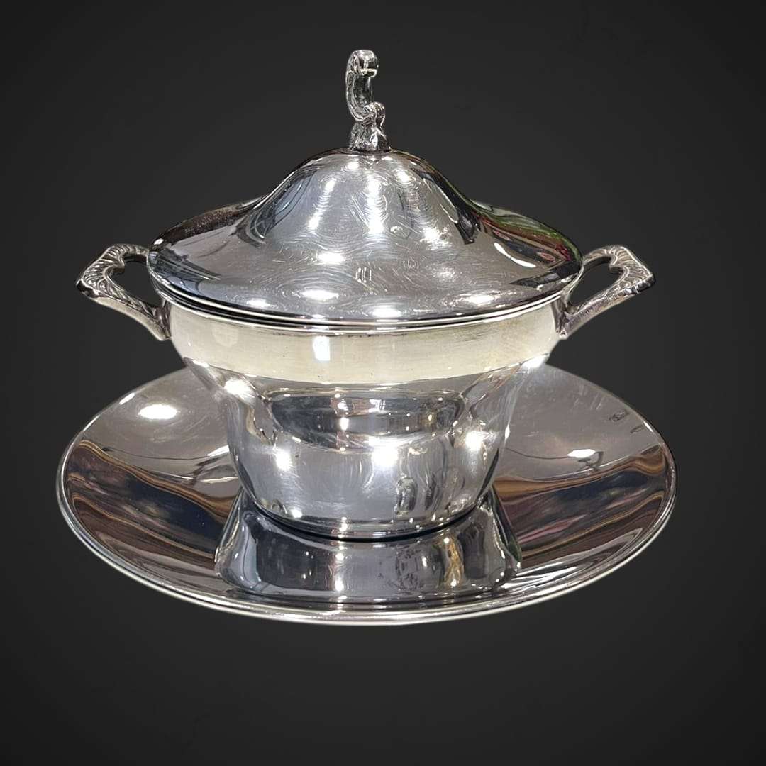 Azucarero de metal plateado con tapa y plato base.