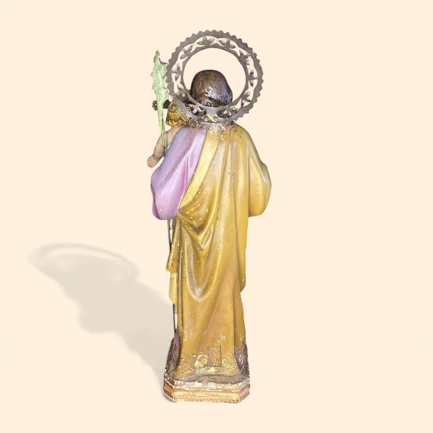 Vista trasera de San José de Olot con halo metálico