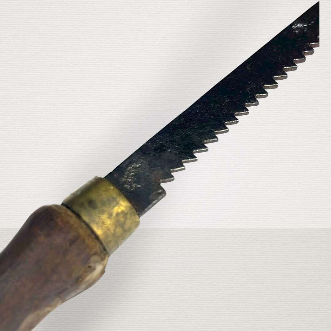 Sierra antigua de mano original para carpintería y colección con hoja dentada de acero y mango de madera envejecido. Ideal para decoración vintage.