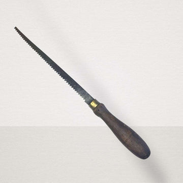 Sierra antigua de mano original para carpintería y colección con hoja dentada de acero y mango de madera oscura. Ideal para decoración vintage.