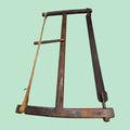 Sierra de arco manual antigua de madera con cuerda de tensión, herramienta original de carpintería ideal para decoración rústica en hogar y jardín.