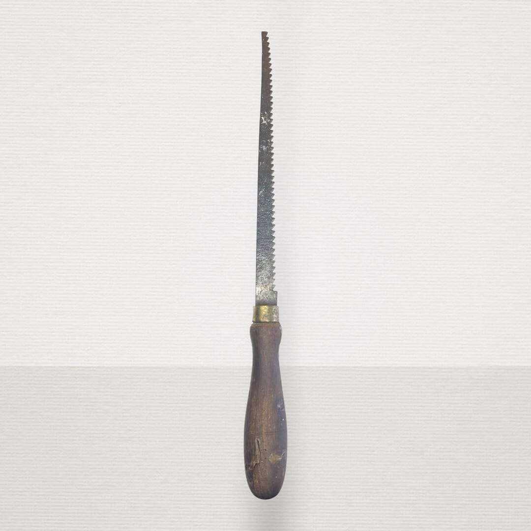 Sierra antigua de mano original para carpintería y colección con hoja dentada de acero y mango de madera oscura. Ideal para decoración vintage.