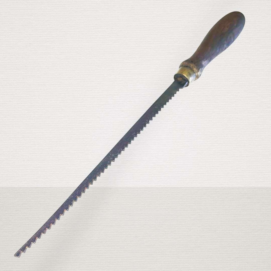 Sierra antigua de mano original para carpintería y colección con hoja dentada de acero y mango de madera. Ideal para decoración vintage en hogar.