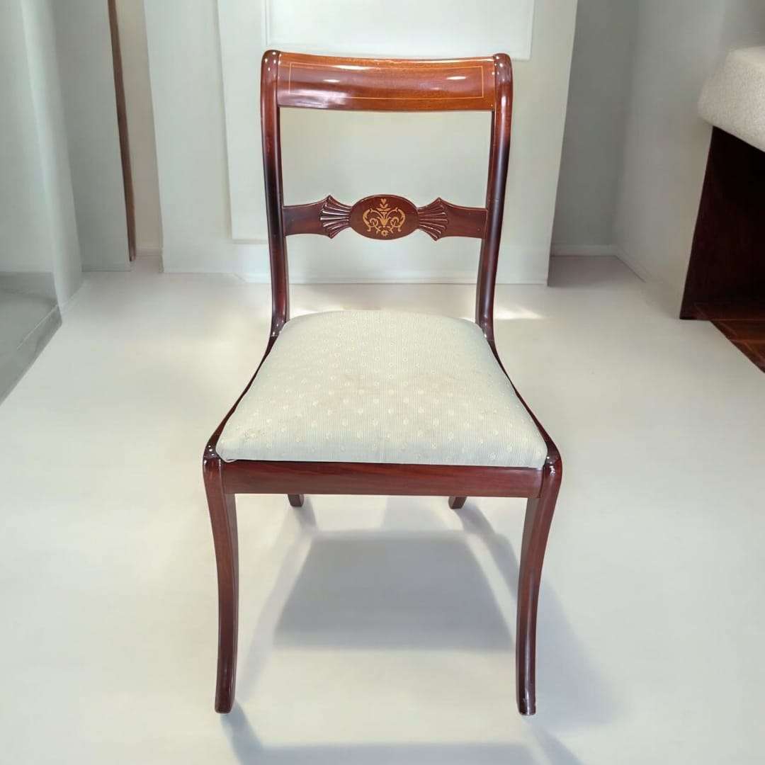 Silla de caoba tapizada con respaldo tallado y asiento acolchado en tela clara. Elegante y cómoda para decoración de interiores clásicos.