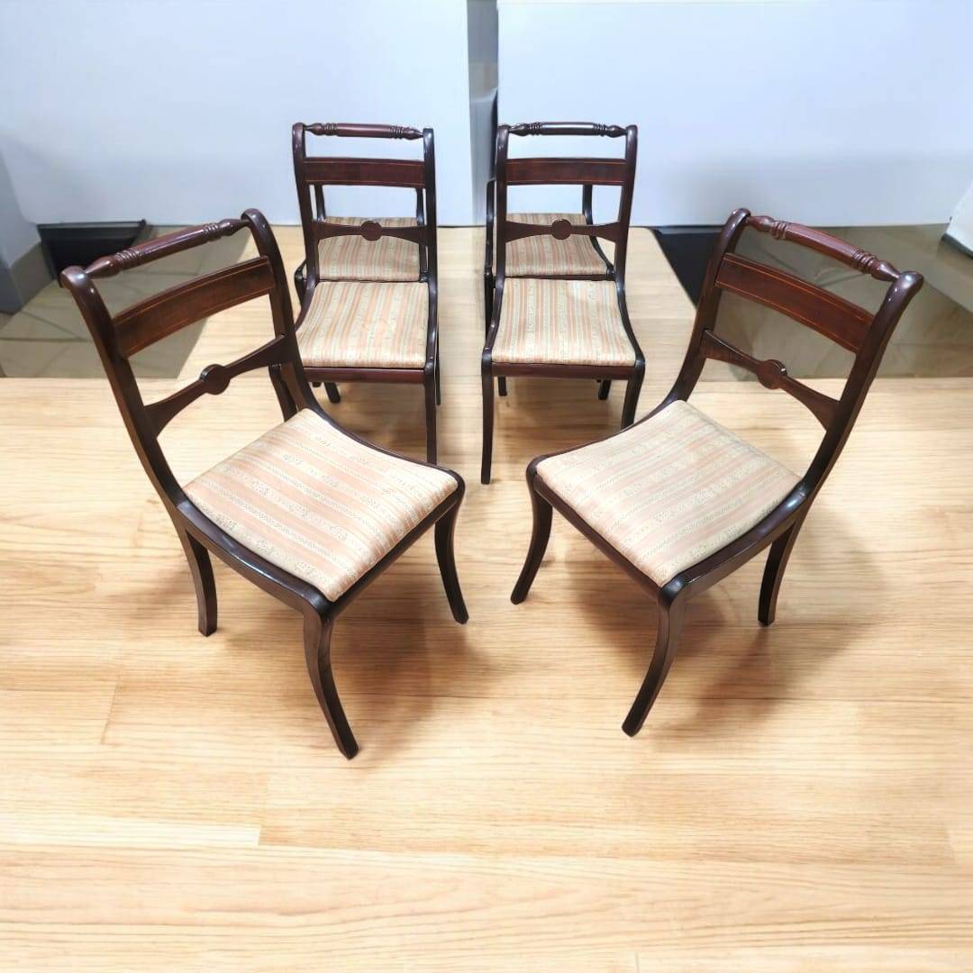 Lote de seis sillas de caoba antiguas con elegancia atemporal, estructura sólida y tapizado clásico, ideal para decoración vintage de hogar.