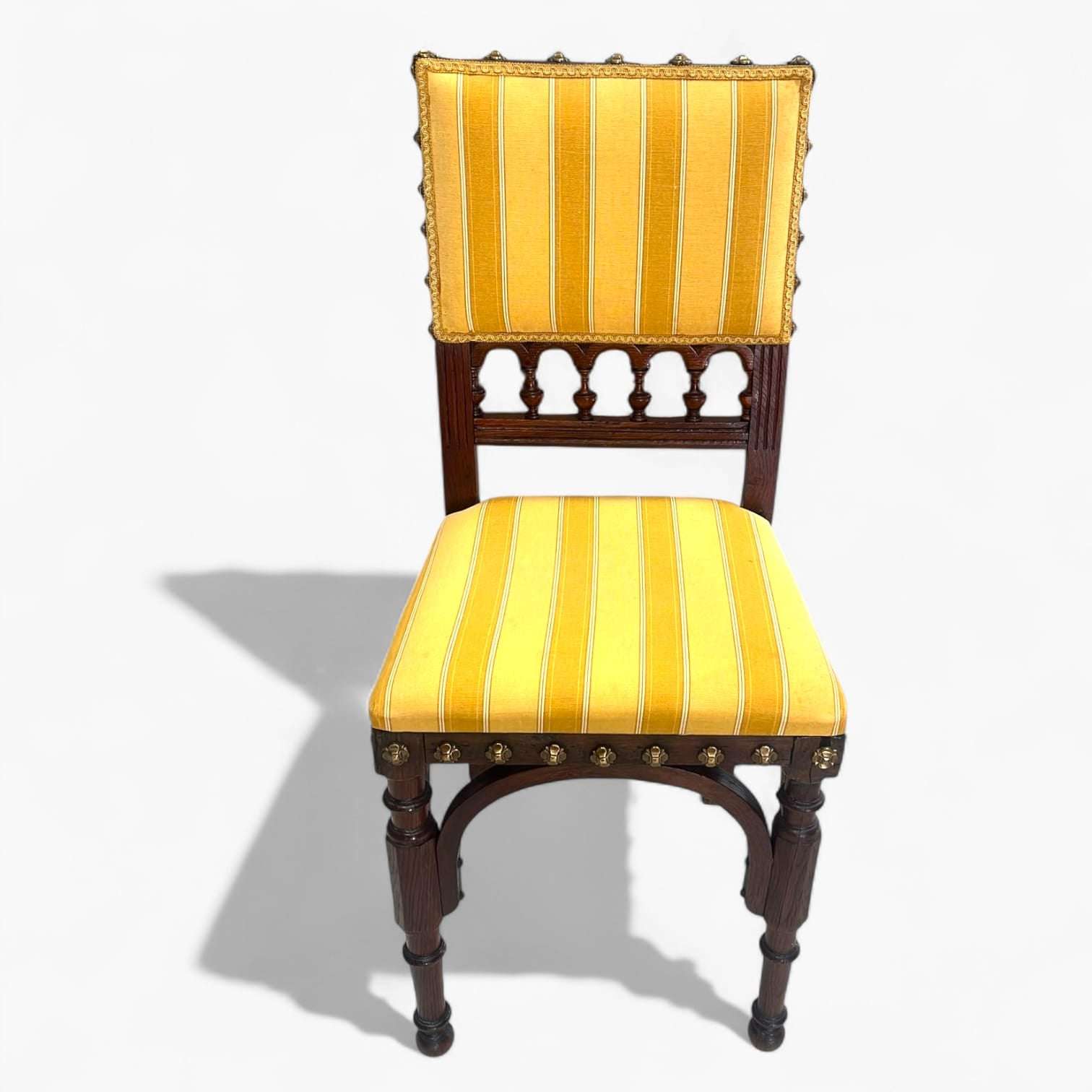 Silla Enrique II tapizada con clavos dorados