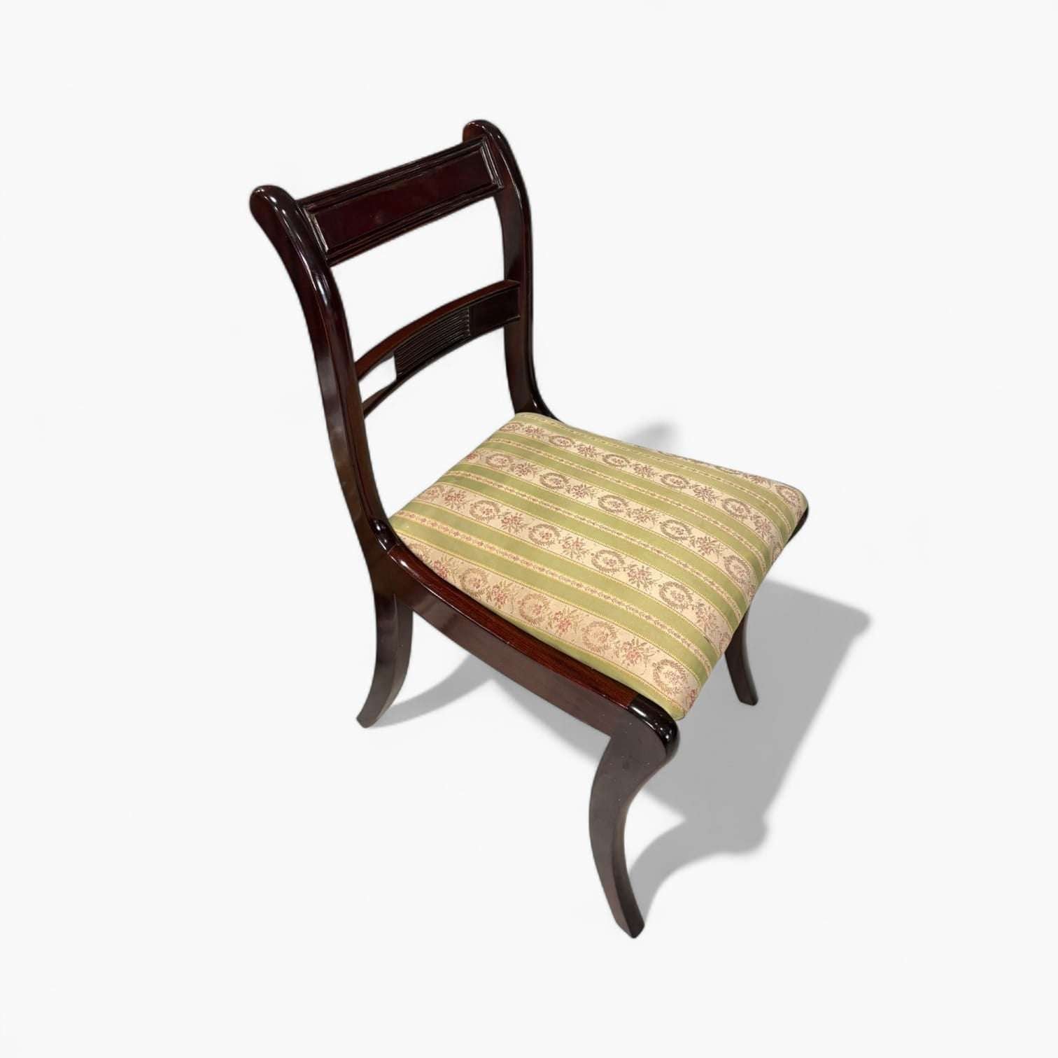 Silla antigua de caoba con respaldo clásico