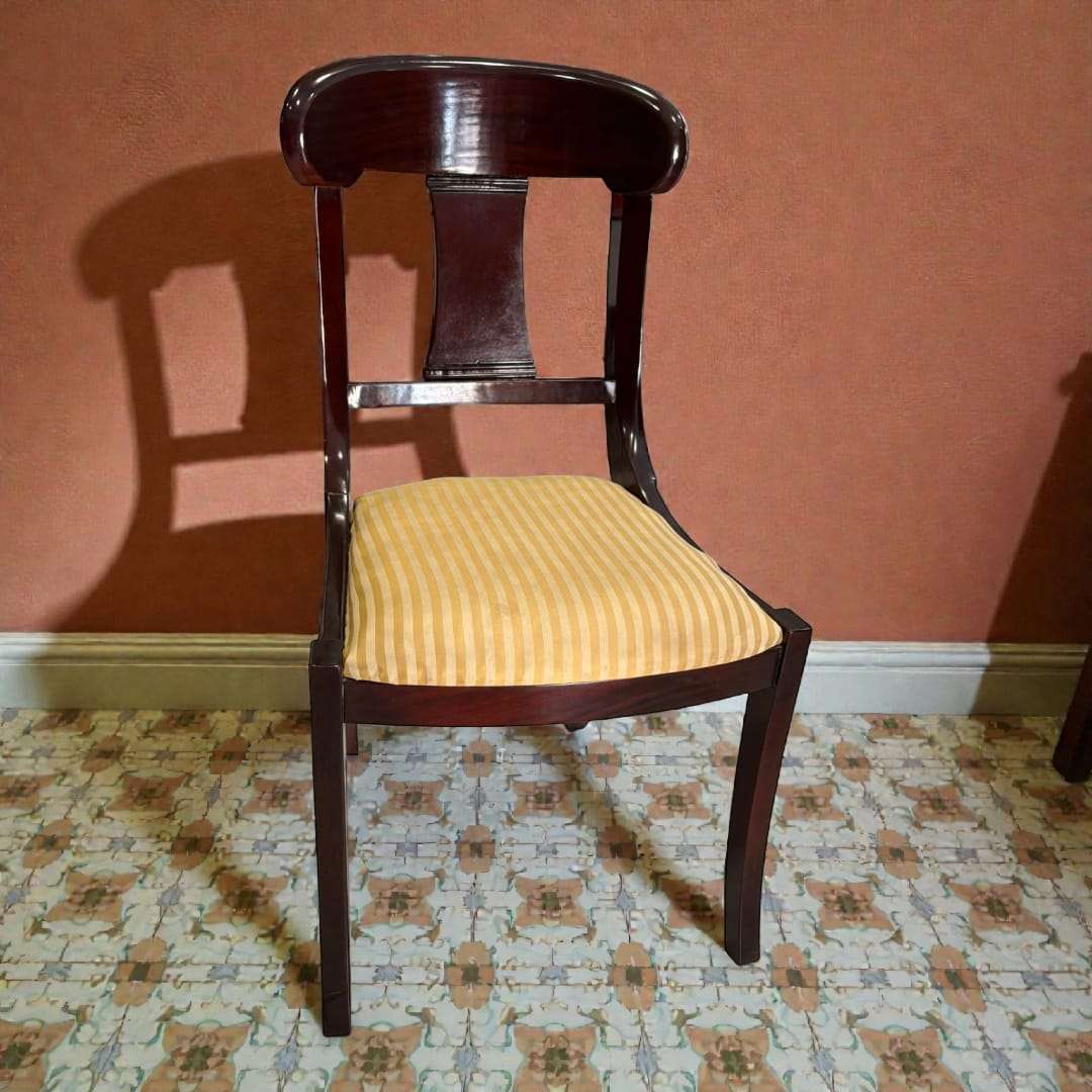 
Gracias a su respaldo envolvente y su asiento tapizado, estas sillas ofrecen una sentada confortable, pensada tanto para comidas prolongadas como para reuniones familiares o mo