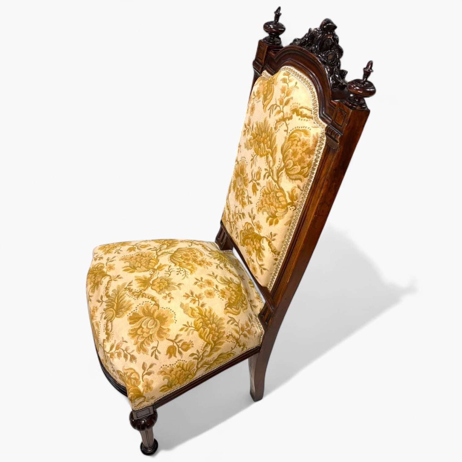 
Estas sillas son ideales tanto para un comedor elegante, un despacho clásico, un dormitorio señorial o como piezas decorativas en un recibidor. Su diseño atemporal permite integrarlas en interiores clásicos, vintage o