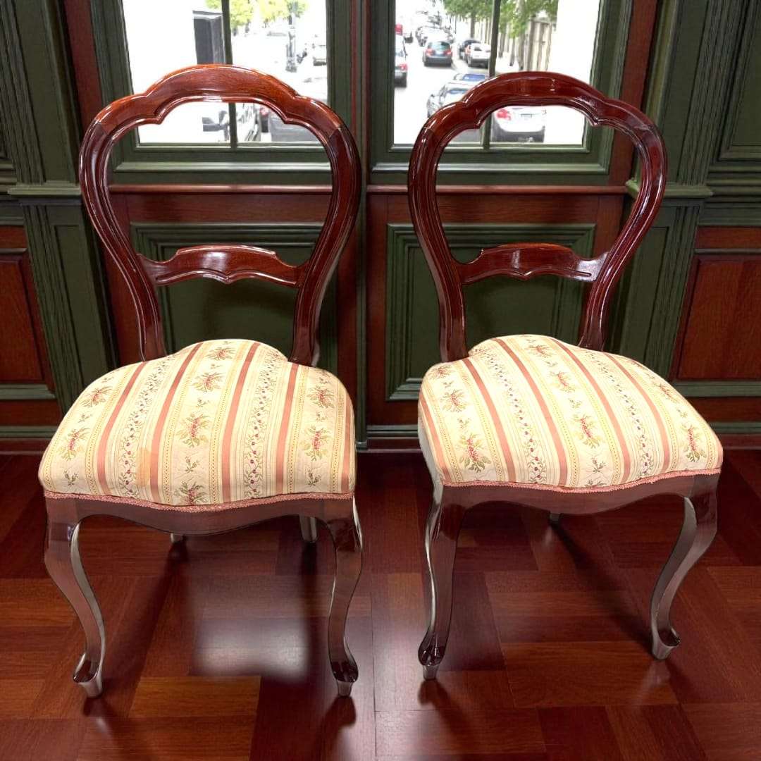 Par de sillas de caoba estilo isabelino con tapizado clásico a rayas, parte del lote de 8 sillas de caoba – elegancia única para decoración.