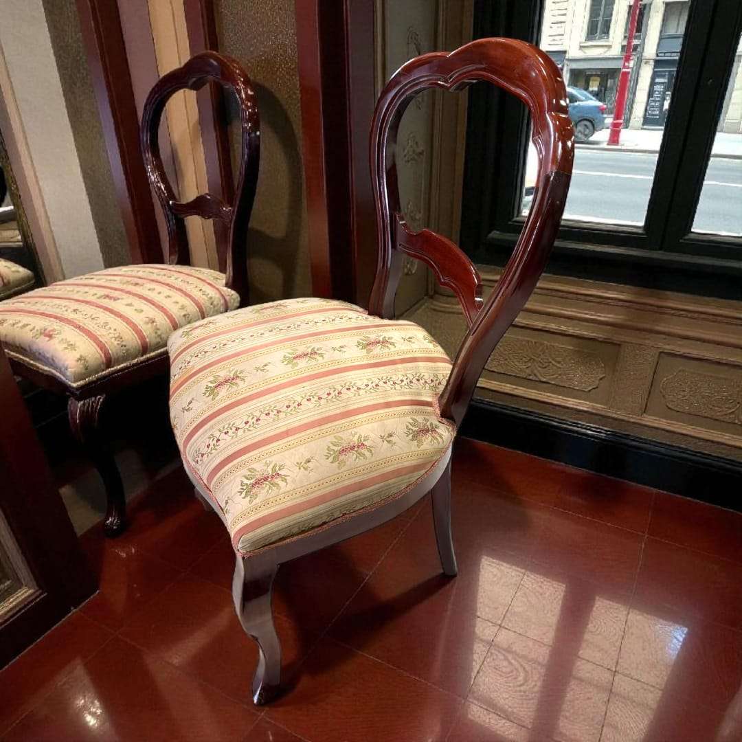 Par de sillas de caoba estilo isabelino con tapizado clásico a rayas, parte del lote de 8 sillas de caoba – elegancia única para decoración.