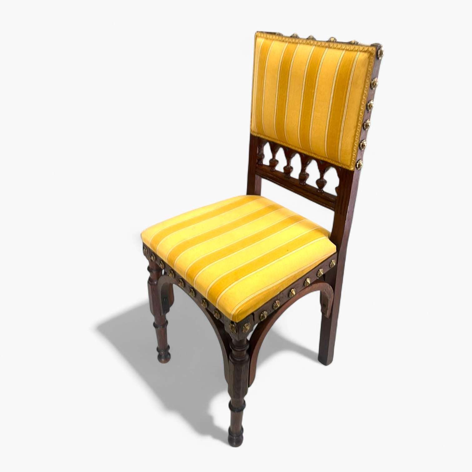 Vista lateral de silla estilo Enrique II