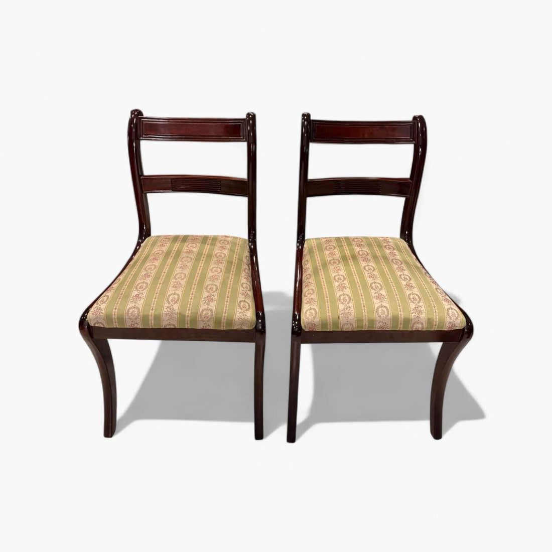 Pareja de sillas antiguas de caoba tapizadas vista frontal