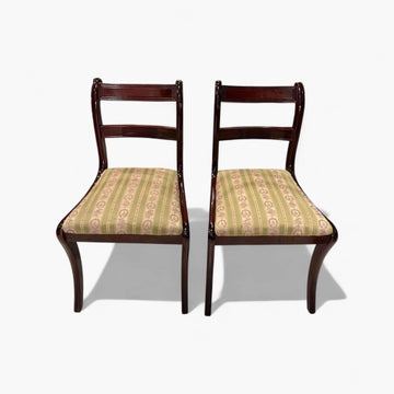 Pareja de sillas antiguas de caoba tapizadas vista frontal