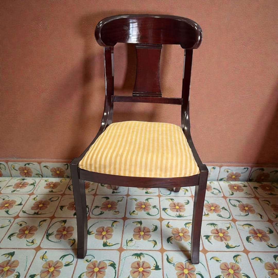
Gracias a su respaldo envolvente y su asiento tapizado, estas sillas ofrecen una sentada confortable, pensada tanto para comidas prolongadas como para reuniones familiares o mo