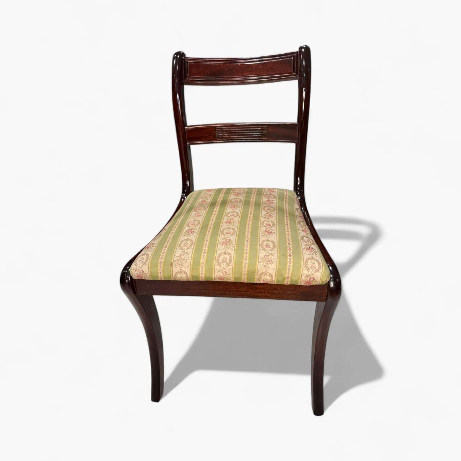 Vista lateral de silla antigua de caoba maciza