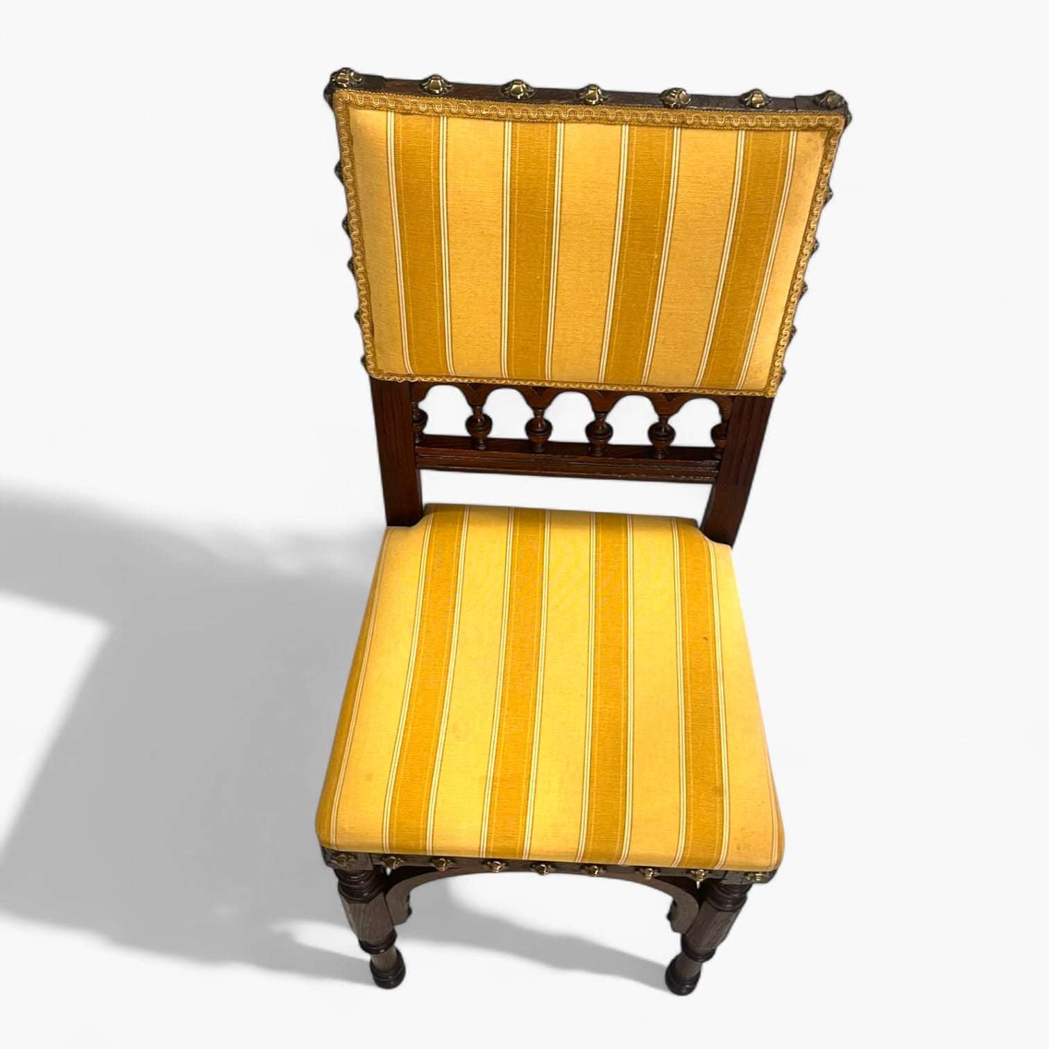 Asiento tapizado con clavos decorativos