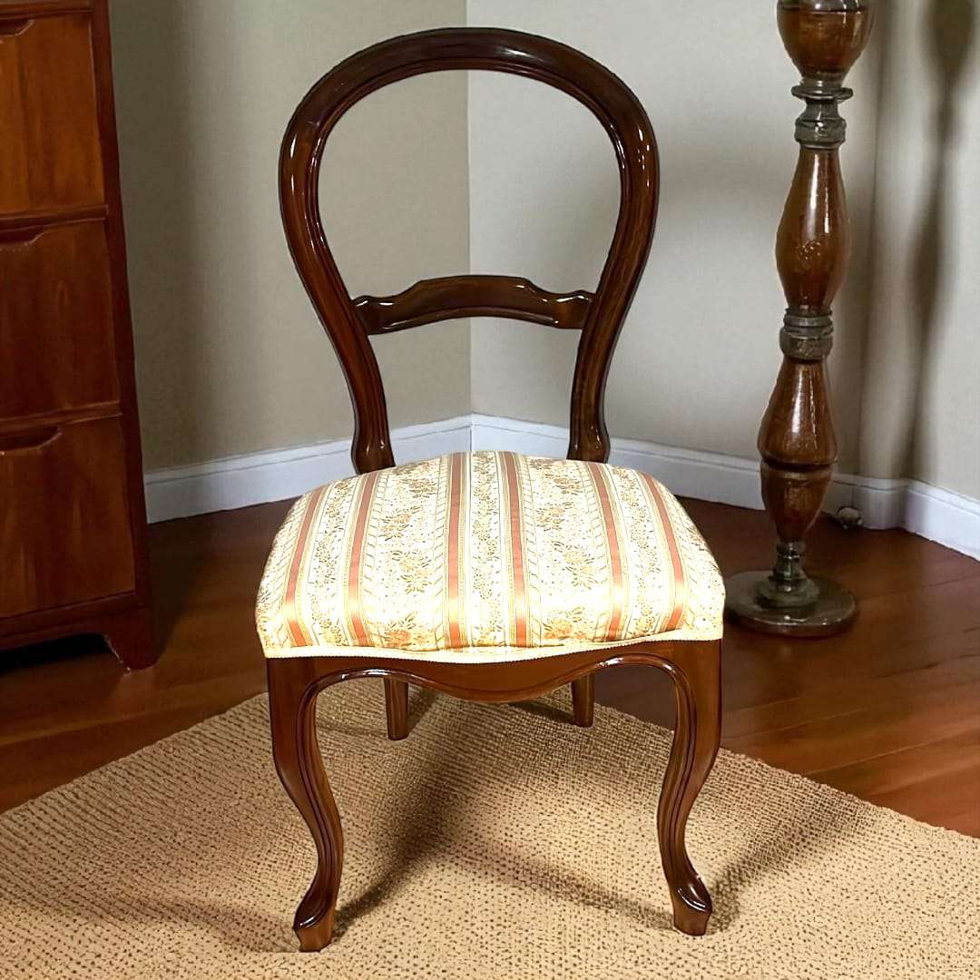 Pareja de sillas isabelinas con respaldo ovalado en caoba