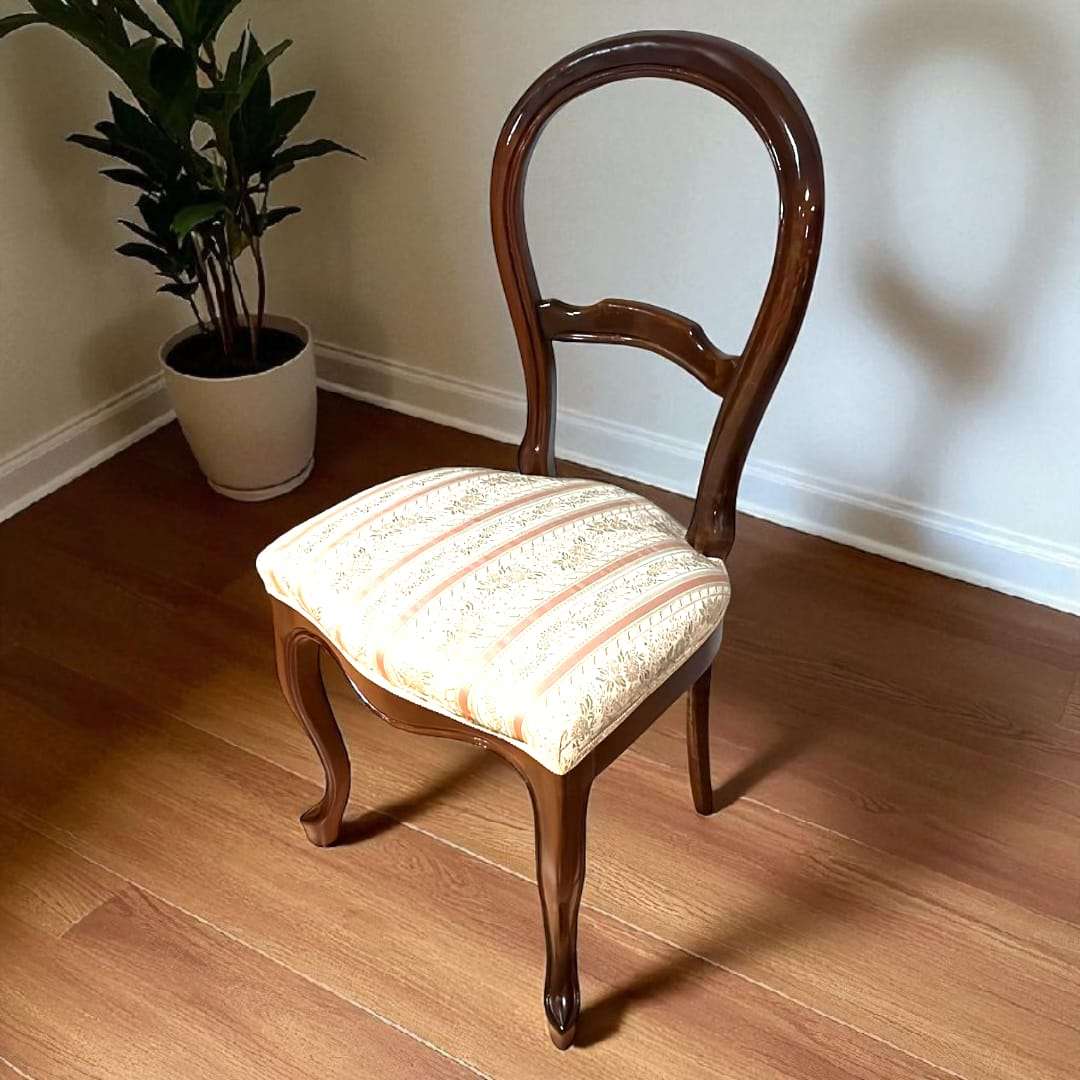 Silla de estilo isabelino en perspectiva lateral