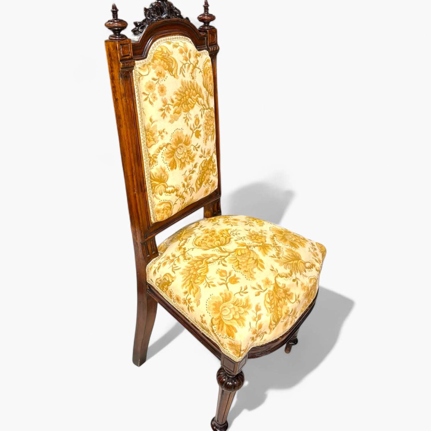
Estas sillas son ideales tanto para un comedor elegante, un despacho clásico, un dormitorio señorial o como piezas decorativas en un recibidor. Su diseño atemporal permite integrarlas en interiores clásicos, vintage o