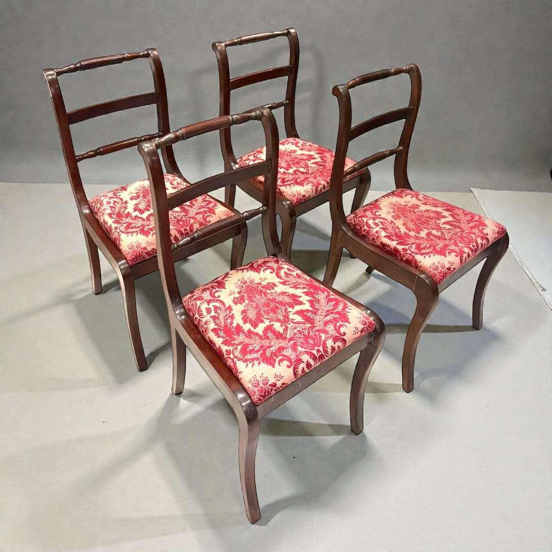 Lote de 4 sillas de caoba con asiento tapizado vista frontal