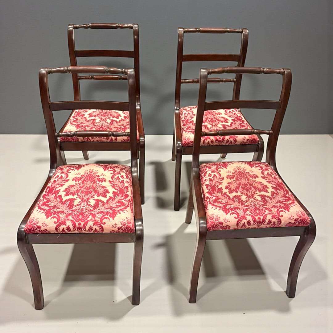 Lote de 4 sillas de caoba con asiento tapizado vista frontal