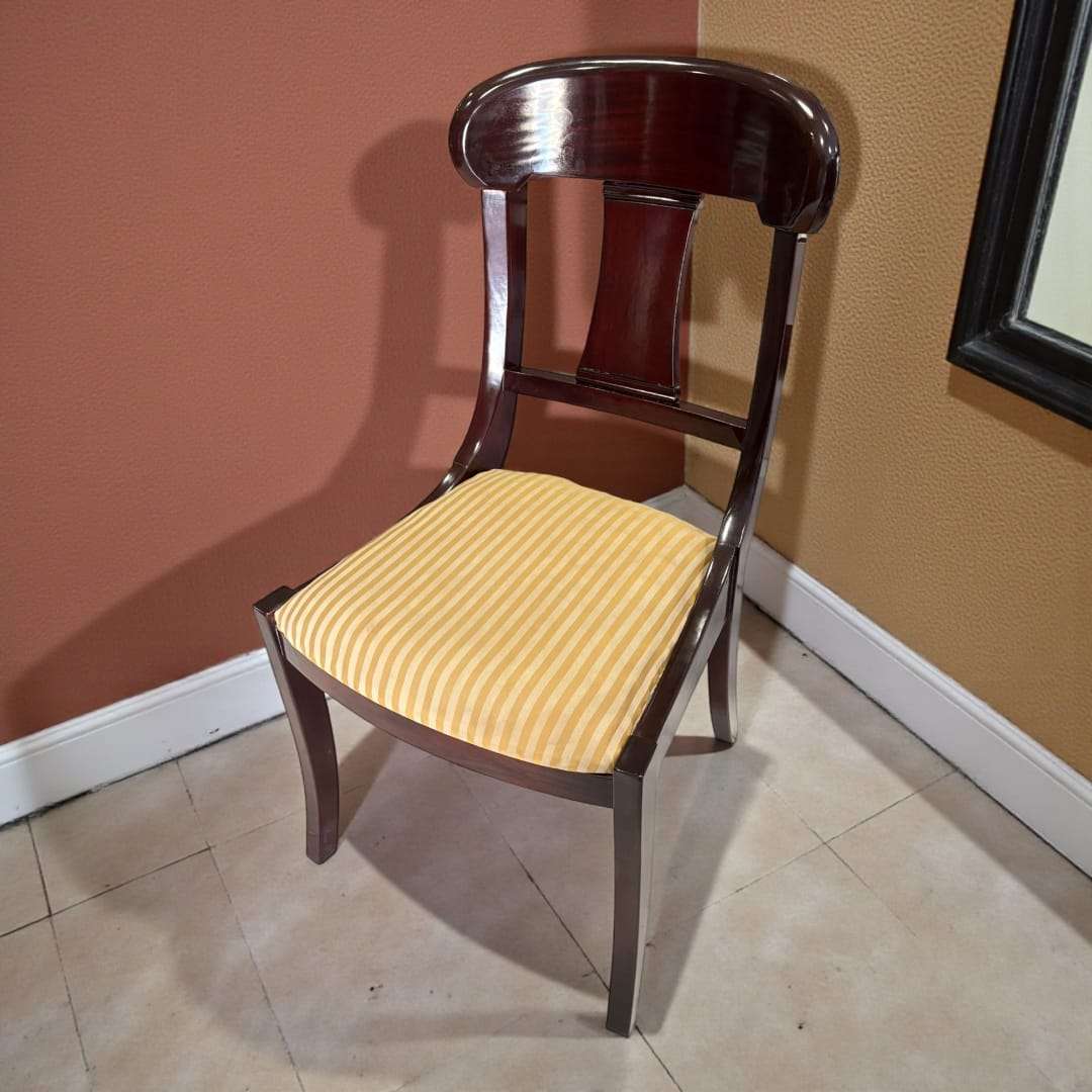 
Gracias a su respaldo envolvente y su asiento tapizado, estas sillas ofrecen una sentada confortable, pensada tanto para comidas prolongadas como para reuniones familiares o mo