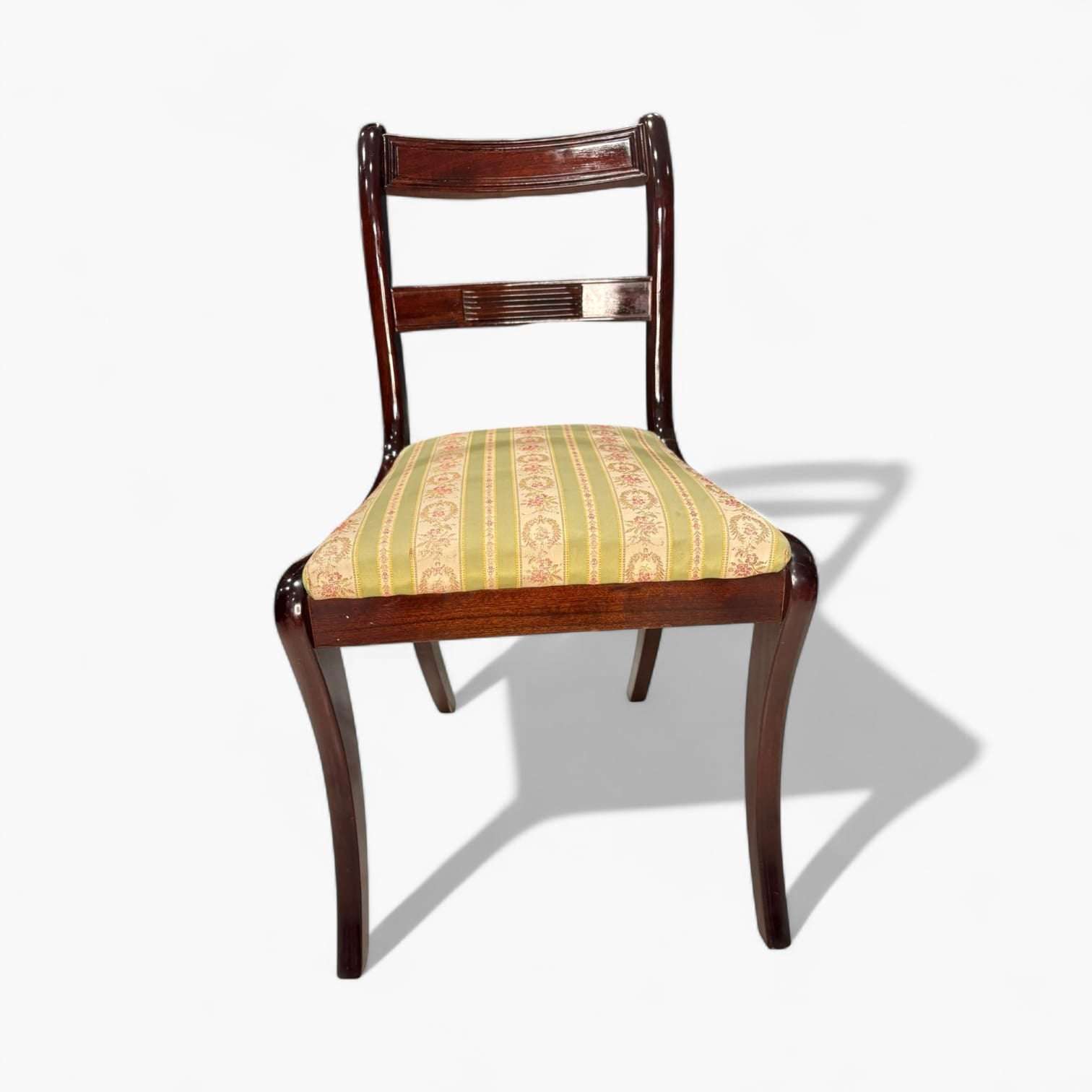 Pareja de sillas antiguas juntas vista frontal