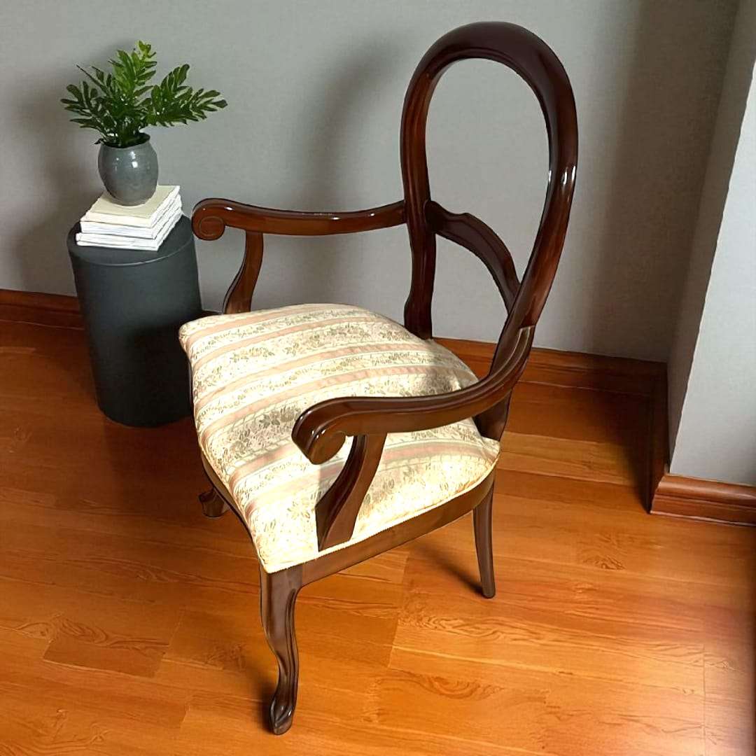 Silla de estilo isabelino en perspectiva lateral