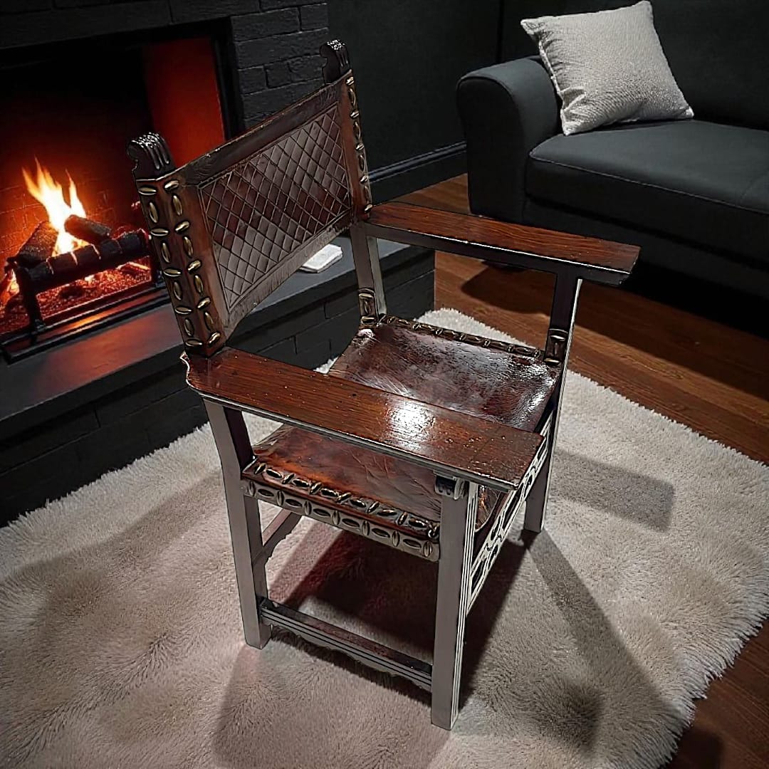 El Sillón Frailero que presentamos es una pieza única del siglo XIX, elaborada en caoba maciza, con un acabado profundo y natural que realza la nobleza de esta madera histórica. 