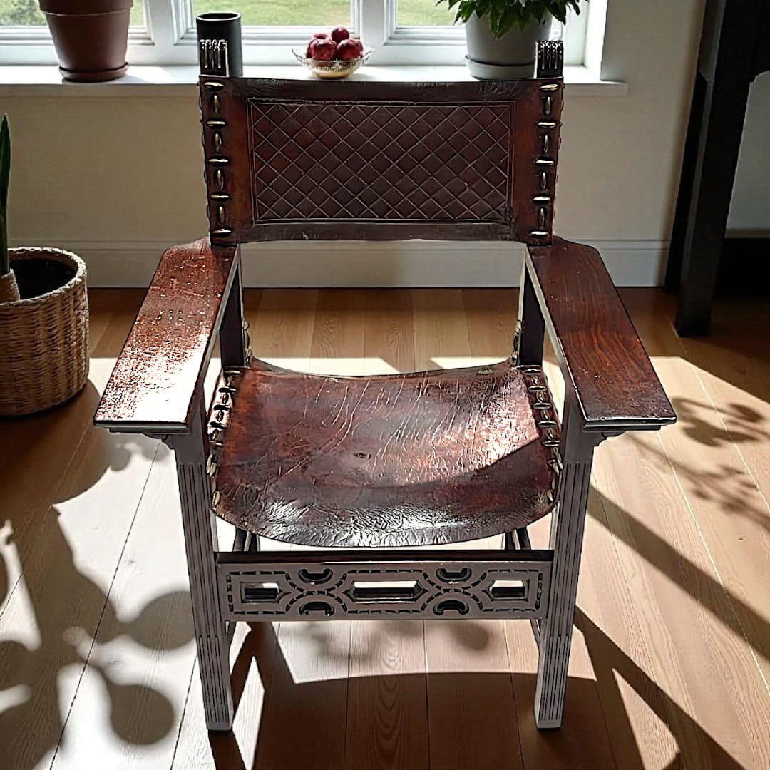 El Sillón Frailero que presentamos es una pieza única del siglo XIX, elaborada en caoba maciza, con un acabado profundo y natural que realza la nobleza de esta madera histórica. 