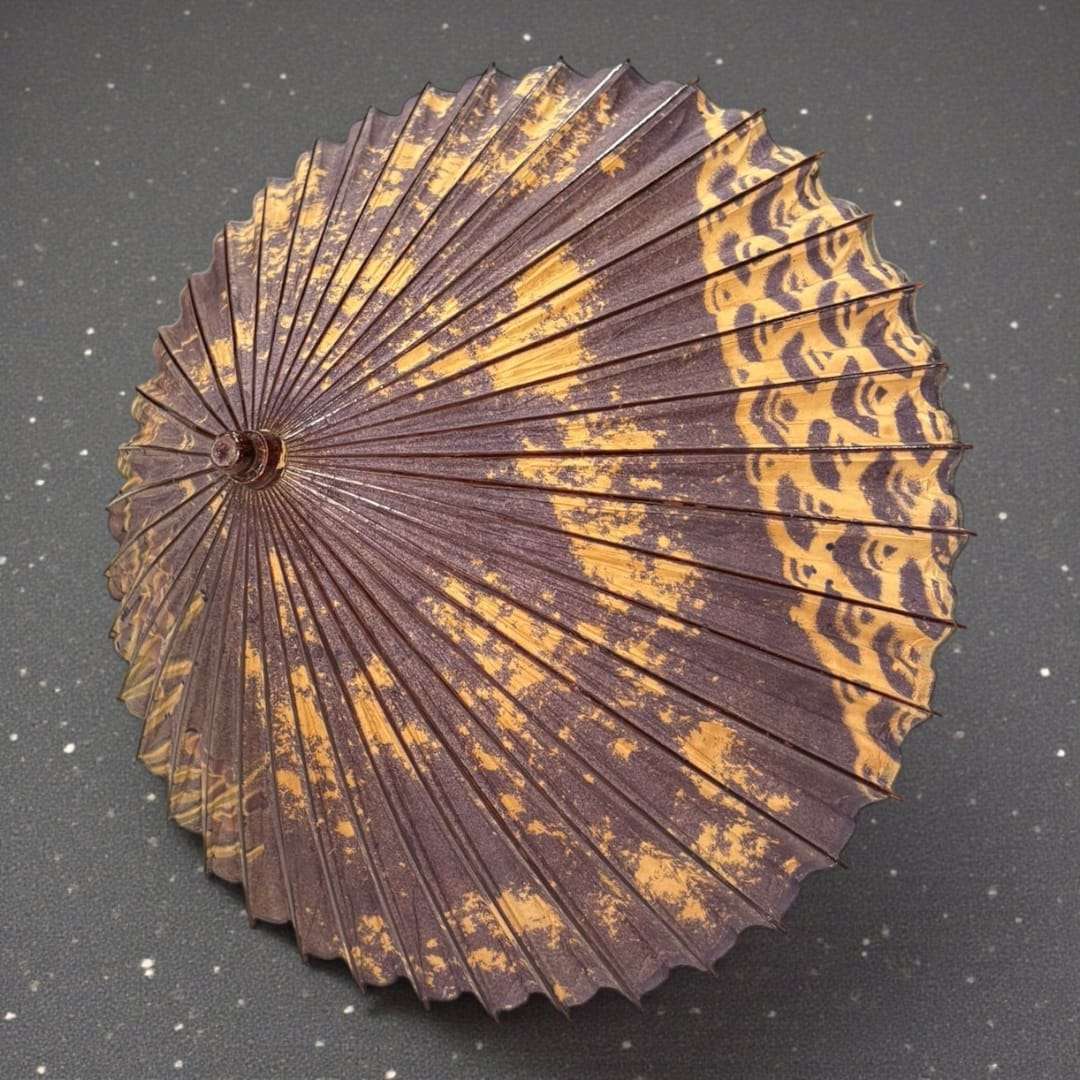  Su estructura plegable, formada por finas varillas entrelazadas, revela un trabajo manual excepcional que convierte a esta pieza en un objeto decorativo singular