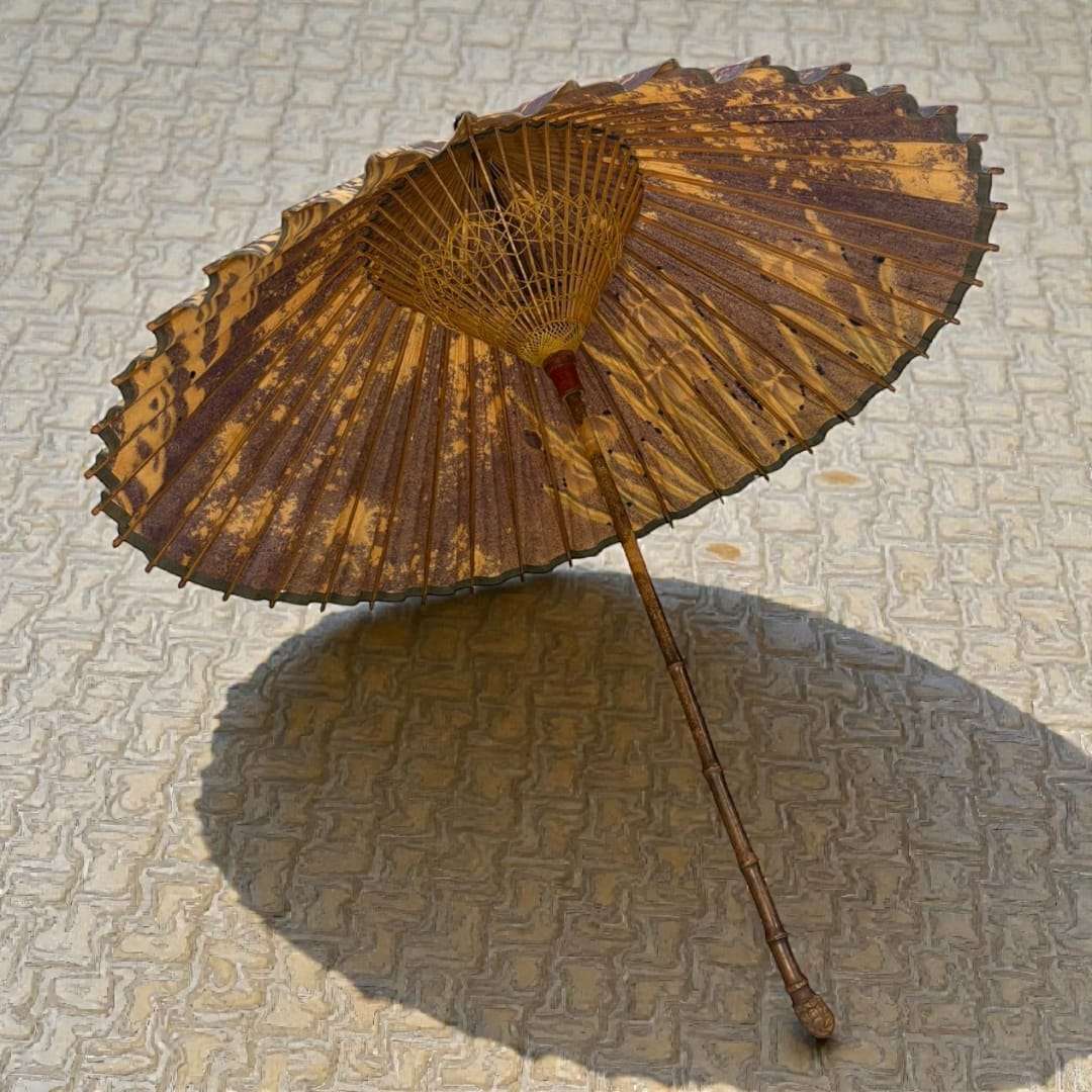 Esta sombrilla tradicional china es una pieza histórica que combina artesanía, simbolismo y una estética única. 