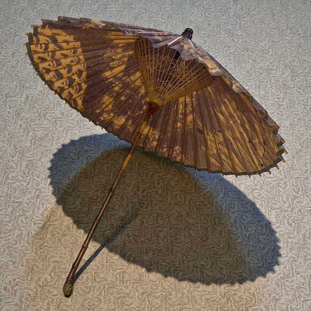  Su estructura plegable, formada por finas varillas entrelazadas, revela un trabajo manual excepcional que convierte a esta pieza en un objeto decorativo singular