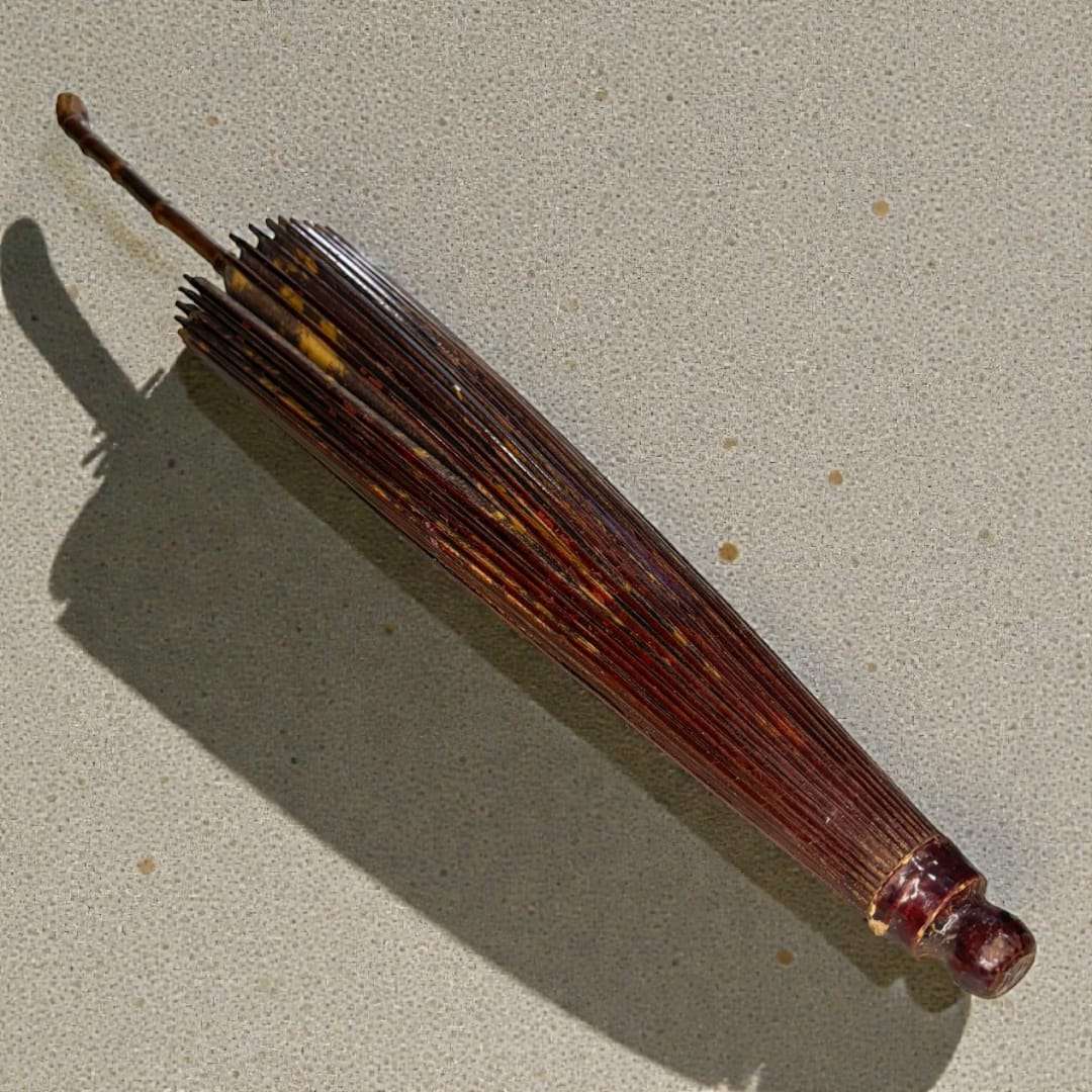  Su estructura plegable, formada por finas varillas entrelazadas, revela un trabajo manual excepcional que convierte a esta pieza en un objeto decorativo singular